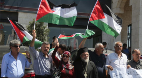 فلسطينيون يندون بقرار الولايات المتحدة وقف مساعداتها لـ  الأونروا