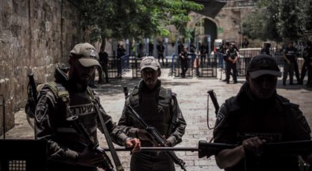 قوات الاحتلال تشن هجوماً عنيفاً على المصلين والحراس والموظفين