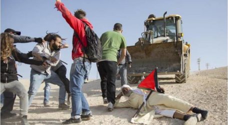 الجيش الإسرائيلي يعتدي بالضرب على متضامنين في الخان الأحمر