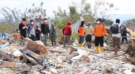 بعد كارثة تسونامي.. إندونيسيون يبحثون عن أطفالهم المفقودين