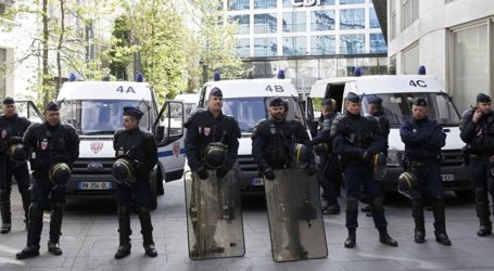 الشرطة الفرنسية تستخدم الغاز والمياه لتفريق احتجاجات “السترات الصفراء” في باريس