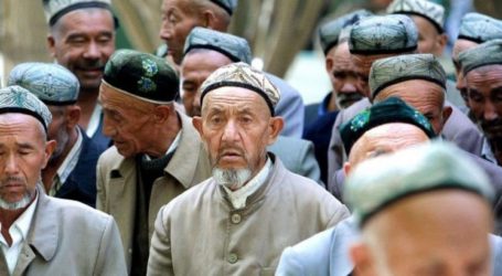 صحيفه بريطانية : الصين تجبر مسلمي الأويغور على التخلي عن دينهم