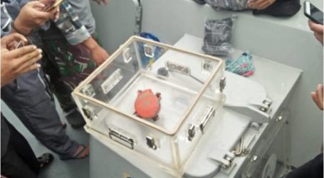 عثر فريق الغواصين على جهاز التسجيل الصوتي (CVR) لطائرة الخطوط الجوية لاين المنكوبة
