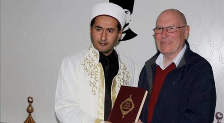 بريطاني في السبعين من عمره يعلن إسلامه في تركيا