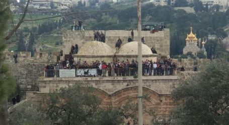 : القدس : قائد شرطة الاحتلال وضباط في “الشاباك” يقتحمون “مصلى الرحمة” في الأقصى