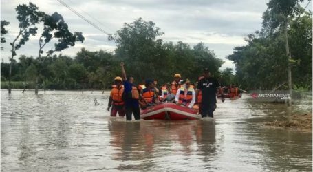 حاكم جاوا الشرقية يأمر السلطات بالتعامل مع المناطق المتضررة من الفيضانات