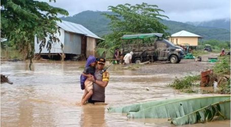 الفيضان المفاجئ يدمر 11 منزلاً بمقاطعة نوسا تينغارا الشرقية
