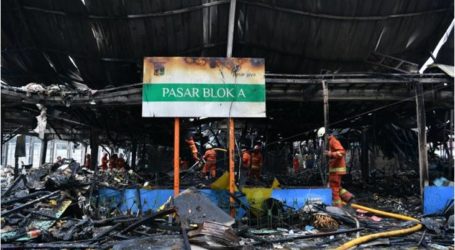 حريق يشب في سوق بلوك أ في جنوب جاكرتا ورجال الاطفاء يخمدون النيران
