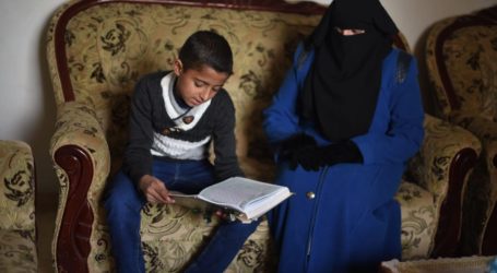 الطفل الفلسطيني: يحفظ القرآن ليسعد قلب والده في السجن
