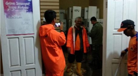 الفيضانات تغمر مكتبًا باللوجستيات الانتخابية في جاوة الغربية