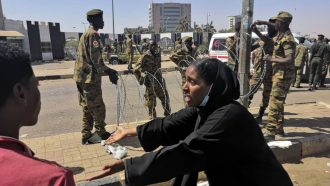 الجيش السوداني يحاصر منزل أشقاء البشير شمال الخرطوم