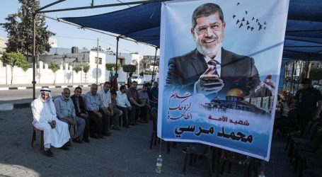 فلسطينيون في غزة يقيمون بيت عزاء لـ  مرسي