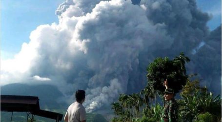 بركان جبل “سينابونغ” بإندونيسيا ينفث رمادا إلى ارتفاع 7 كم