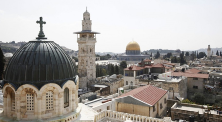 الاحتلال يبعد مقدسيين عن المسجد الاقصى