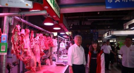 الوزير إنجارتياستو لوكيتا يزور سوق بكين الرئيسي