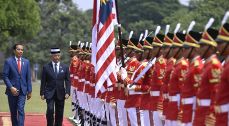 الرئيس جوكو ويدودو يرحب بحرارة بالملك الماليزي في قصر بوجور