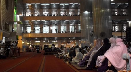 الأشخاص ذوي الإعاقة ينضمون إلى صلاة عيد الأضحى في مسجد الاستقلال