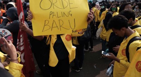 طلاب من مختلف أنحاء إندونيسيا يحتجون أمام البرلمان في جاكرتا