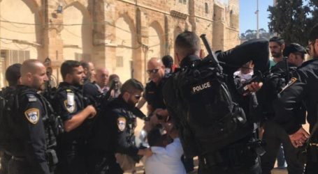الشرطة الإسرائيلية تعتدي على المبعدين عن المسجد الأقصى