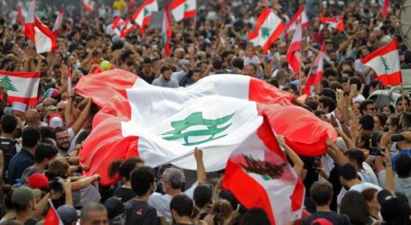 اللبنانيون يواصلون احتجاجاتهم السلمية ضد الحكومة لليوم التاسع