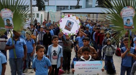 طلاب غزة ينكسون العلم حزنا على استشهاد ثلاثة من زملائهم