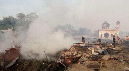 ضابط عسكري : حريق جنوب كاليمانتان يدمر مئات المنازل