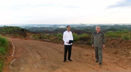 الرئيس جوكو ويدودو يلاحظ مشروع إنشاء طريق على الحدود الإندونيسية الماليزية