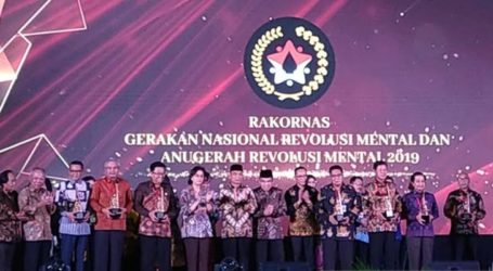 الحكومة تمنح ميداليات الثورة العقلية لبعض المؤسسات