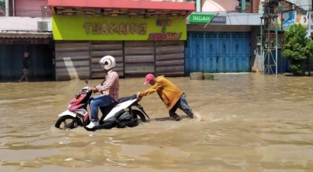 فيضانات منطقة باندونغ  عطلت حركة السكان بسبب الأضرار البيئية