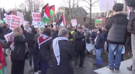 محتجون أمام السفارة الأمريكية بالسويد: فلسطين ليست للبيع