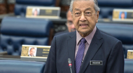 الملك الماليزي يتسلم استقالة الدكتور محاضير ويعينه رئيس وزراء مؤقتاً لماليزيا