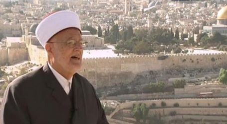 إسرائيل تمدد إبعاد الشيخ صبري عن “الأقصى” لمدة 4 أشهر