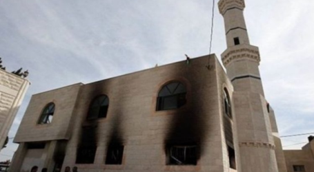 مستوطنون يهود يحرقون مرافق مسجد بالضفة الغربية
