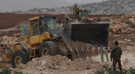 جرافات الاحتلال تشرع بتجريف أراضي المواطنين جنوب نابلس