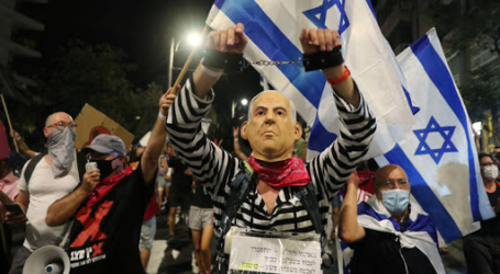 إسرائيليون يطالبون باستقالة نتنياهو ويمنعون رفع علم الإمارات