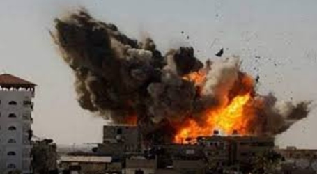 غزة.. شظايا صواريخ إسرائيل تصيب طفلة فلسطينية
