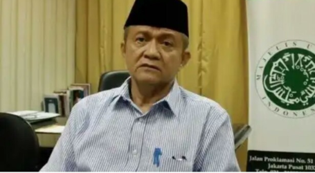 الأمين العام لمجلس العلماء الإندونيسي يصلي من أجل شفاء وزير الشؤون الدينية