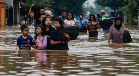 ضحايا فيضانات جنوب جاكرتا يتلقوا مساعدة من الصليب الأحمر الإندونيسي