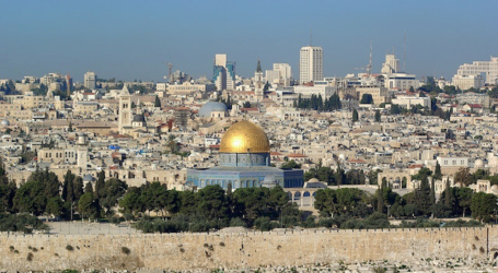 القدس.. إسرائيل تمنع فلسطينيين من الصلاة في الأقصى