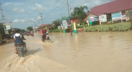 فيضانات تيبنج تينجي بسومطرة الشمالية تلحق أضرارا بسكان المنطقة