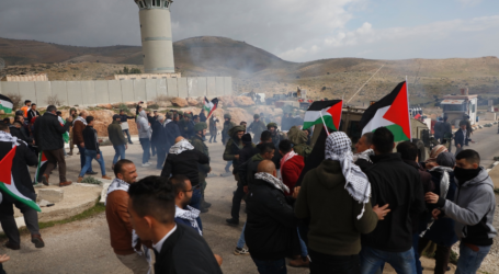 إصابة 24 فلسطينيا خلال تفريق الجيش الإسرائيلي مسيرة بالأغوار