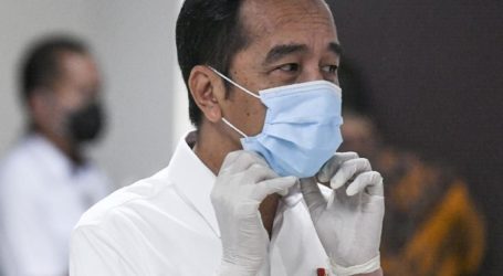 بداية تطعيم وقاية كوفيد-19، الرئيس الإندونيسي جوكوي يتلقى الجرعة الأولى