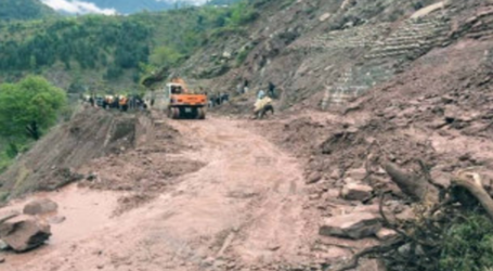 تم العثور على أربعة من سكان نجانجوك جاوة الشرقية دفنوا أحياء في انهيارات أرضية