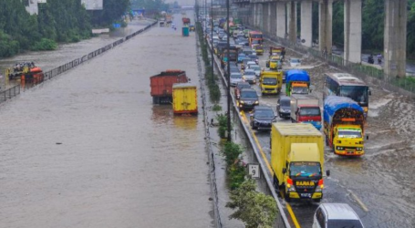 شرطة العاصمة جاكرتا تعيد توجيه حركة المرور في جاكرتا وسط الفيضانات