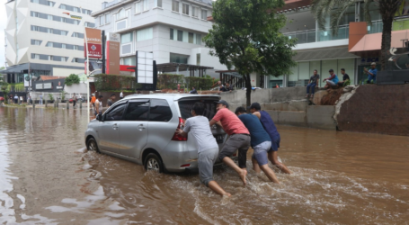 وكالة الأرصاد الجوية وعلم المناخ:  هطول أمطار غزيرة في بانتين ، جاكرتا ، جاوة الغربية ، جاوة الوسطى