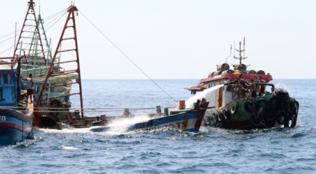 إندونيسيا تغرق سفينتين ماليزيين للصيد غير المشروع