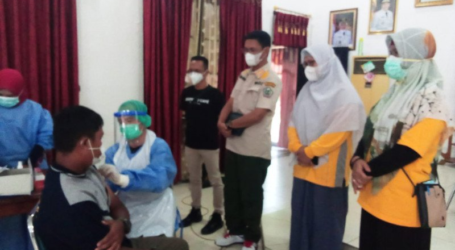 حاكم جاوة الشرقية يراقب تطعيم الصحفيين ضد كوفيد-19
