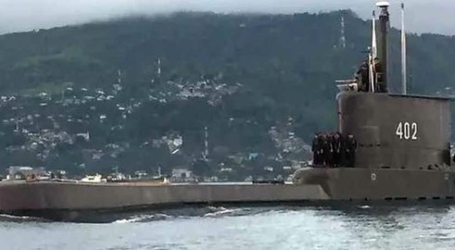 السفن الحربية الإندونيسية تشيد بطاقم الغواصة الغارقة
