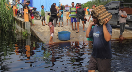 مئات الأشخاص يفرون من منازلهم التي غمرتها الفيضانات في رياو