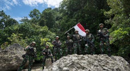 فرقة عمل القوات المسلحة الإندونيسية توزع الحقائب على طلاب الحدود بين إندونيسيا وبابوا غينيا الجديدة